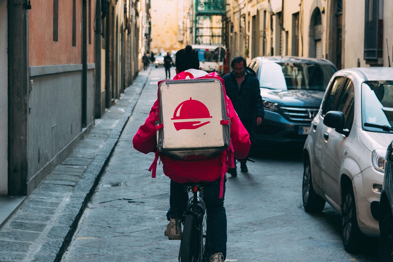 découvrez comment la livraison du dernier kilomètre optimise l’acheminement des colis jusqu’au client final, réduisant les délais et améliorant la satisfaction pour le commerce en ligne et la logistique urbaine.
